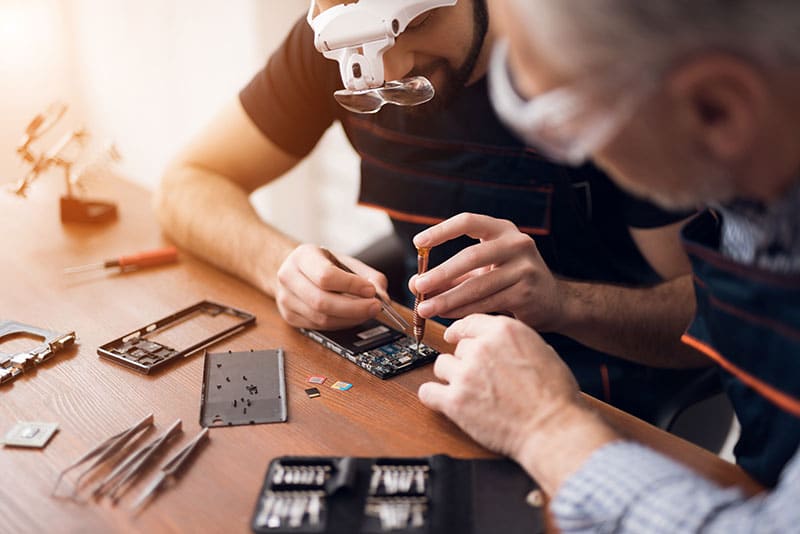 Mecánico trabajando